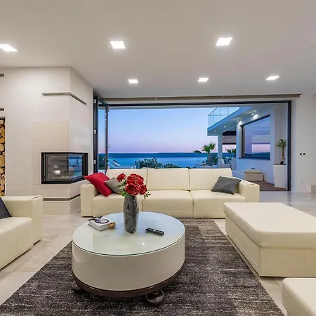 فيلة Luxury With Pool, Wellness And Sea View