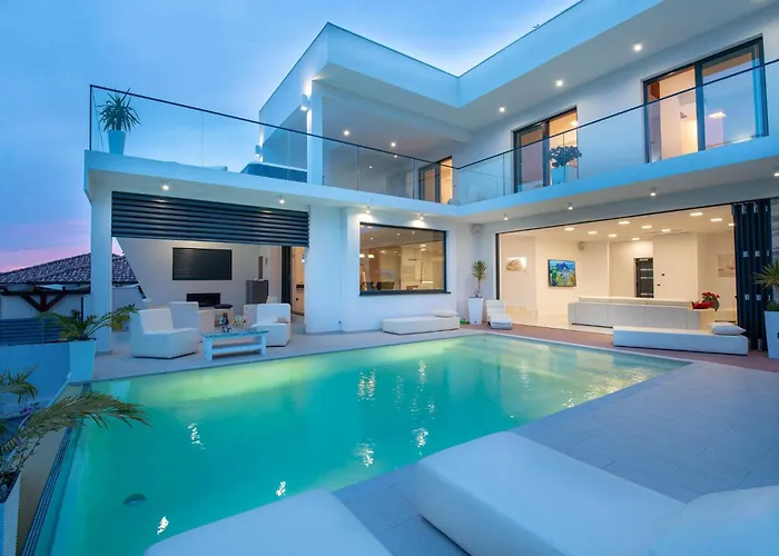 Villa Luxury With Pool, Wellness And Sea View *